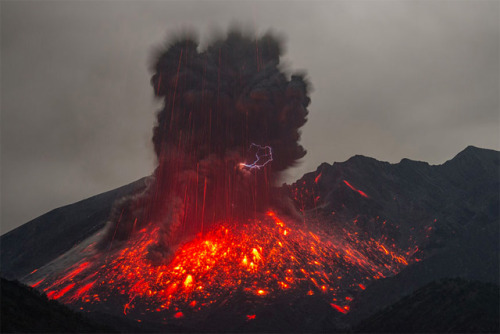 rhamphotheca:Terrifying Volcanic Lightning Photographed Photographer Martin Rietze recently traveled