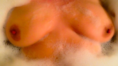36hbombs:  Titty Tuesday in the tub!