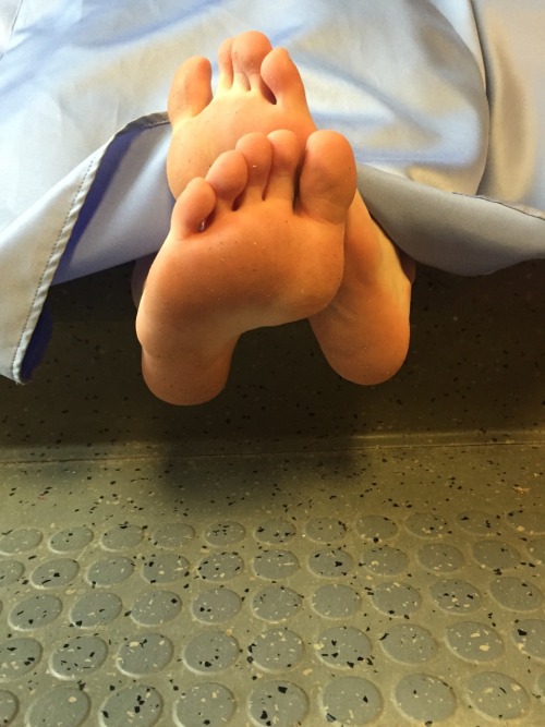 chuckelarms:  Mmm… Her sexy soles, begging for worship! ♥️😍