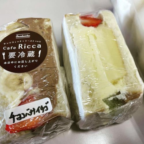 ちょっと覗いてみました。「チョコバナナイチゴサンド」を買おうとしたところ、本日限定の「プリンサンド」がまだあると勧められたので買ってしまいました。ついでに、おかめやに特注しているという「白パン」も。（