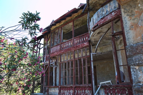 Ageing beauty. Alternde Schönheit.Pictures of the decaying villa built by the Italian Governor of Rh