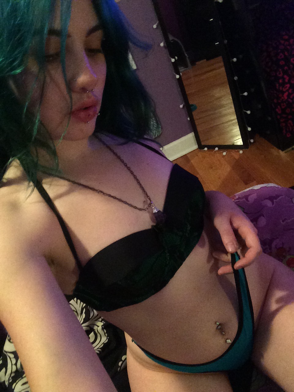 sservasat:  Greasy n missing a lip piercing