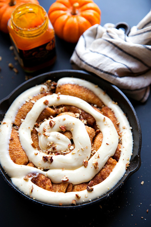 sweetoothgirl: Pumpkin Cinnamon Roll Cake 