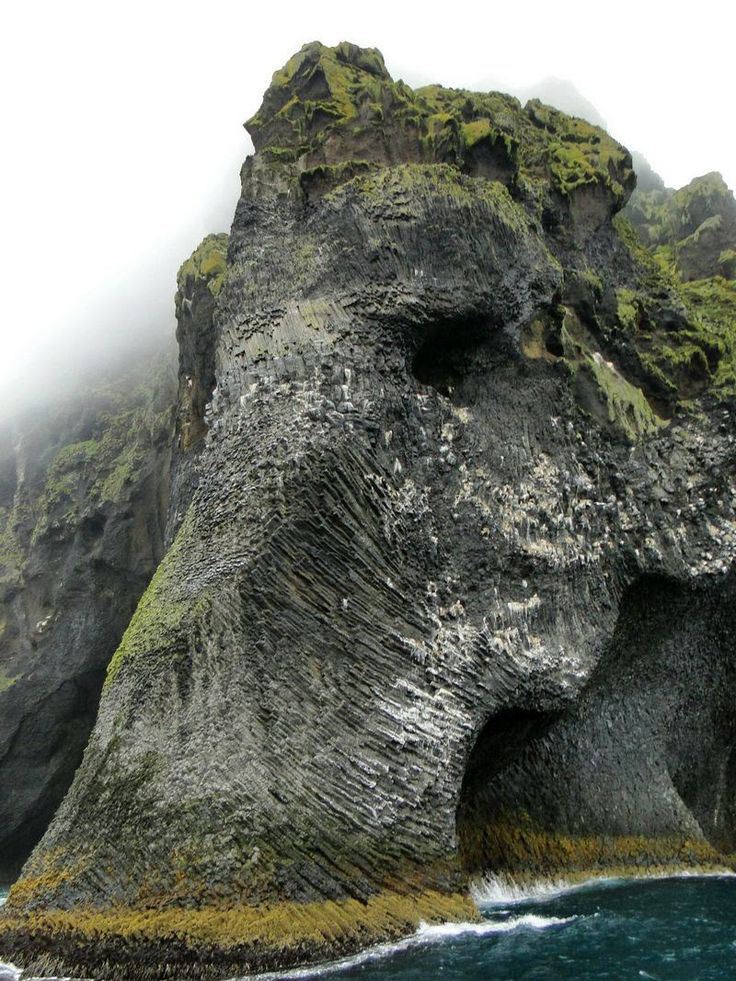 shitmegusta:  laughingsquid:  An Amazing Rock Formation On an Icelandic Island That