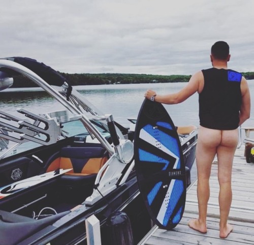 LAKE | BUTT This #butt is ready for a bit of #surf action! Butts love water activities! Great bit of