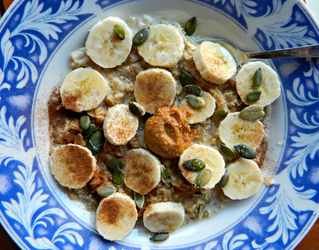 First holiday breakfast!! Oatmeal made with unsweetened soya milk, topped with banana, cinnamon, pumpkin seeds, crunchy peanut butter and a drizzle of local honey.
(I was pleasantly surprised by how accommodating Gozo was for the dairy free/gluten...