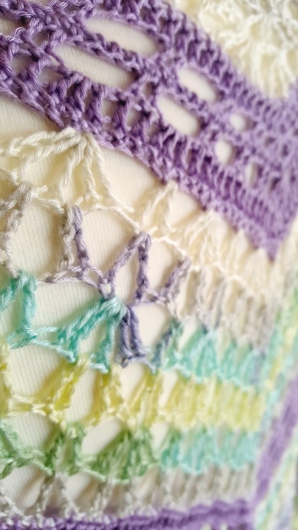 nestingtendencies:nesting-tendencies: Vanilla and Sprinkles Shawl - Available in my Etsy Shop Materi