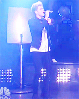 lewisandneil:  Niall performing Through the Dark on SNL 