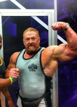 tanktotem:  ginger. bodybuilder daddy. great