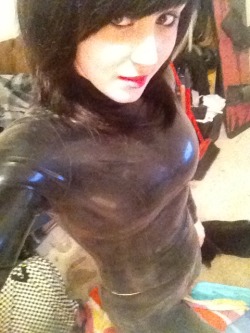 latex-n-more:  before the shiner  send me messages and pamper me. i like talking about latex