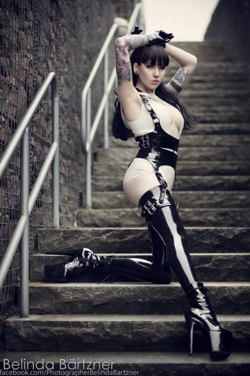 Psylocke Photo from Belinda BartznerLatex from Lacing Lilith Latex Couture