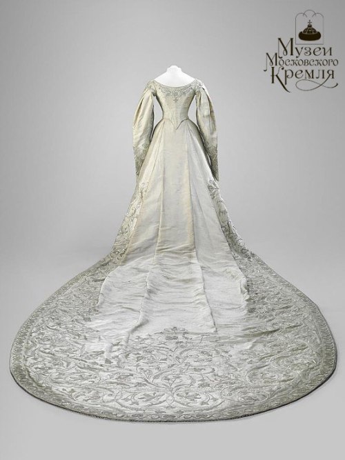 fripperiesandfobs:Coronation dress of Empress Alexandra Feodorovna, 1896From Moscow Kremlin Museums