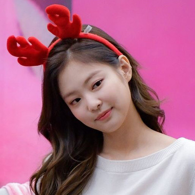 JENNIE FOCUS on X: Merry Christmas gift from chanel 🤍🤍🤍🎄🎄🎄🤍🤍🤍  Christmas at home this year  / X