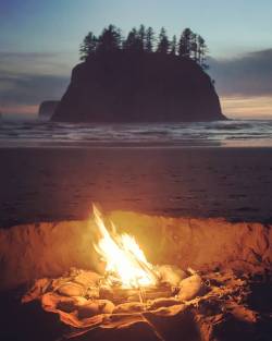 carrie-outdoors:  Second Beach campfire. (Find me on Instagram: @carrieoutdoors) (at Second Beach La Push)  Haven’t been out here in months, I should change that 