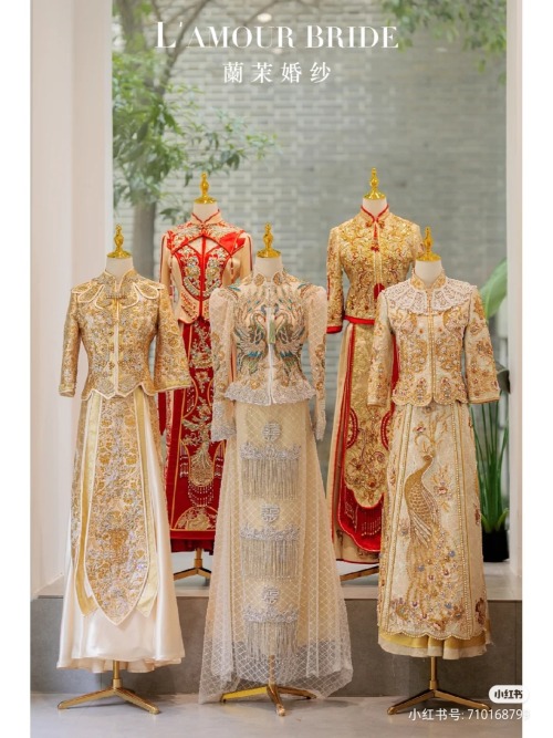 fuckyeahchinesefashion: xiuhefu秀禾服( a branch type of qungua裙褂) for chinese wedding