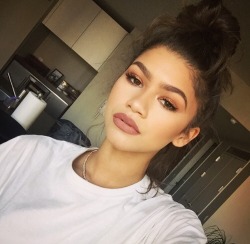 zendayac-news:  @zendaya: When your makeup’s on fleek but your hair could use some love😂
