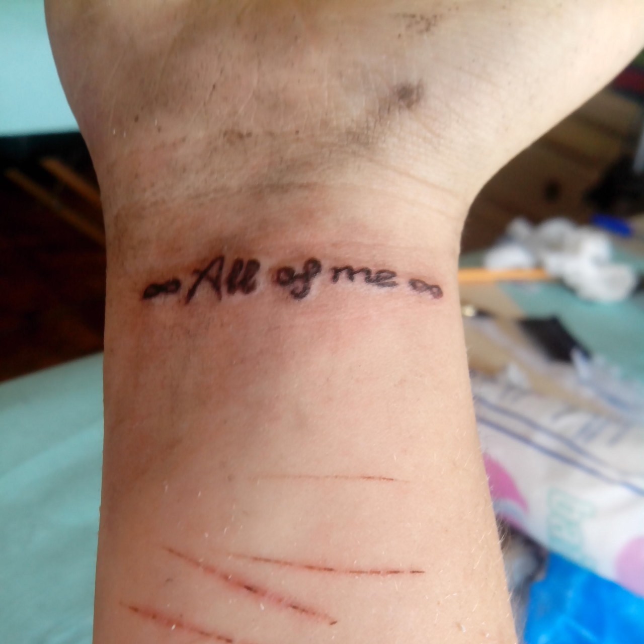 Pequeños Tatuajes — Pequeño tatuaje que dice “All of me”, frase en...