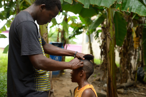 addressunknownn:  gin-gerosa:  latenitelevision:  proteinpills:  ghanailoveyou:  hatteaizgoneuhh:  Resident Barber Nimo gave his nephew a fresh cut this week.  I always find it interesting to watch.  Cape Coast, Ghana  Shit clean as fuck  proper like