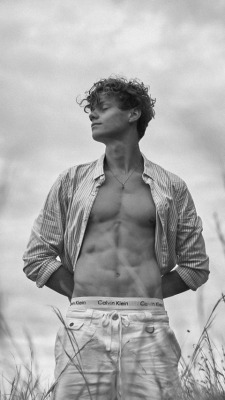 the-pretty-boys:FLORIAN MAČEK via Instagram Stories (10-01-2023)