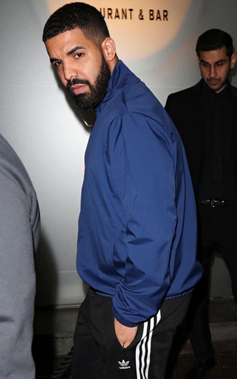 malecelebsnudity: yourboyfriendsnudes:   malecelebsnudity:  Drake  Imagine his big fat dick…   