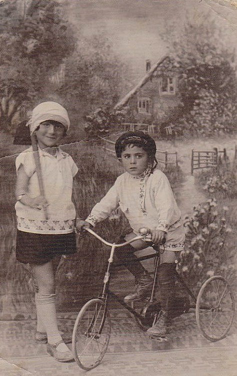 ofskfe:Mountain Jewish couple and children in Derbent, Dagestan, Russia. 1920s. After the Russian 