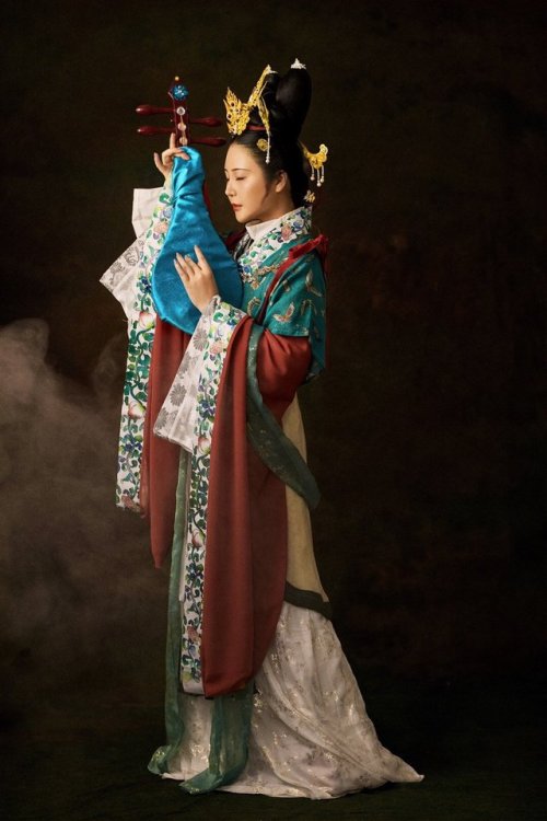 dressesofchina:Recreated costumes based on Yuan Dynasty murals 永乐宫壁画photographer：@摄影师贾云龙 （路人贾摄影）mode