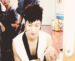 eteru:  7/∞ reasons to love Kim myungsoo → his eating is the most precious thing