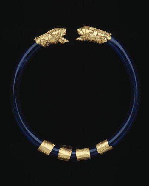 ancientpeoples:Lion Head Braceletlate 6th Century BCEtruscanThe blue glass hoop of the bracelet term