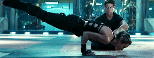 sorry-no-more-no-less:  Edge of Tomorrow deleted scenes↳ Emily Blunt doing yoga 