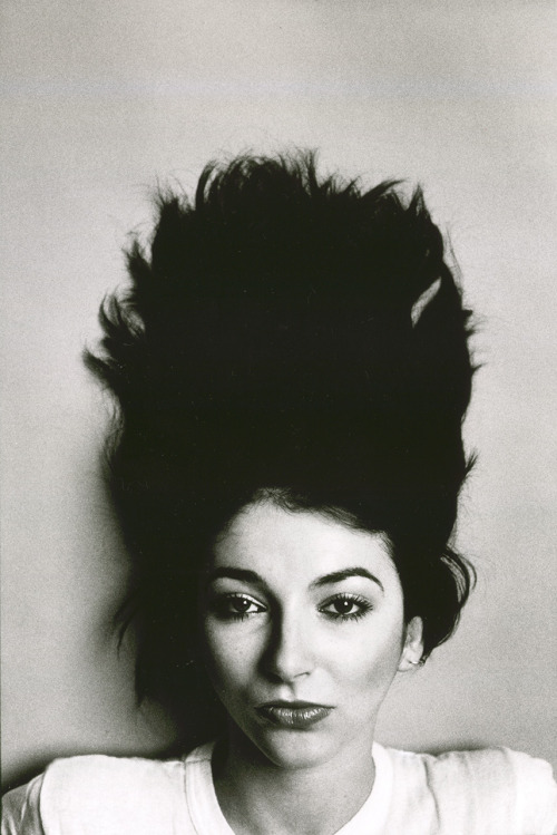 cuty-beauty-abku:  Kate Bush, London, 1981,by Anton Corbijn,  Une très grande…!