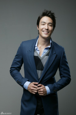 simplyirresistiblemen:     Daniel Henney. 