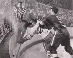 Vaticanrust:  Gordie Howe Checks A Chicago Blackhawks Player Into The Wall In The