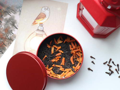 oh-teablog:Простой купаж своими ручками  Чёрный чай, корочки апельсина и гвоздика.Нет гвоздики? Лома