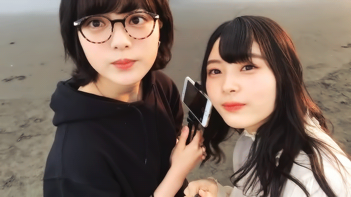 kawausotechico-caro:2018. 08.14 自撮りTV 平手友梨奈 柿崎芽実 GIF