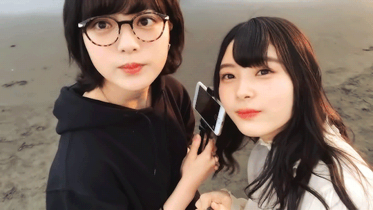 kawausotechico-caro:2018. 08.14 自撮りTV 平手友梨奈 柿崎芽実 GIF