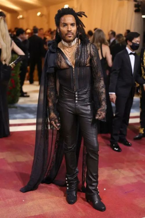 omgthatdress:Lenny Kravitz wearing the actual fucking corset he wore during the gilded era because t