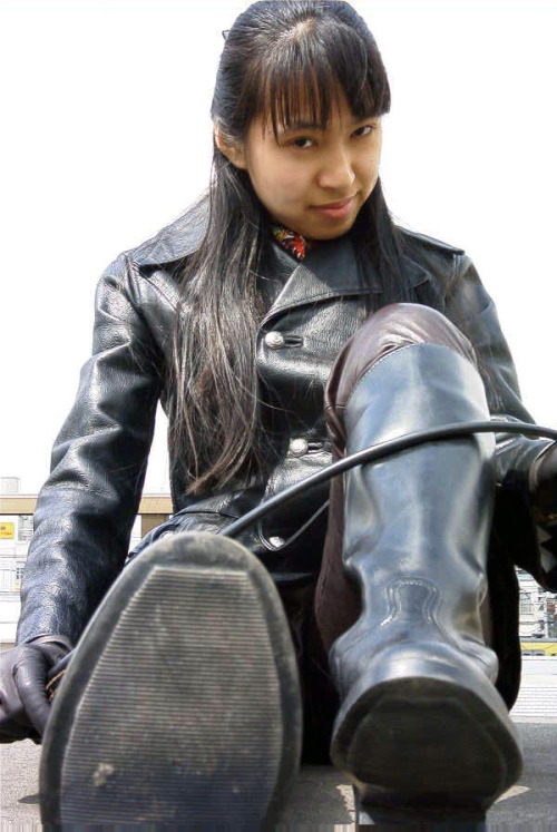 bootlover22: xddoormat: Her bootsoles need a tongue cleaning…. Mistress