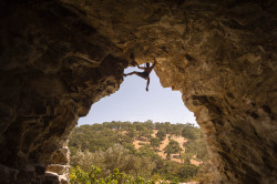 house-under-a-rock:  Trent Searcy establishing a new line called Filipino Out (31, 5.13d) in ‘The Hole’ in South Australia source | photo: Craig Ingram 