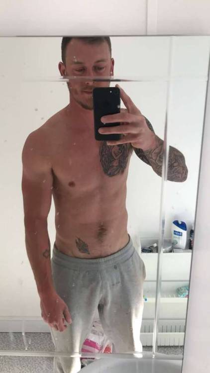 irishladsss: Robert 25 Northern Ireland Straight Bodybuilder with big cock