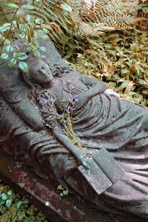 scavengedluxury: Grave of Caroline Christine Walter, Freiburg Old Cemetery. She died aged 17 in 1867