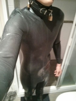 wettiesub:  How to start a kinky weekend: lock yourself in a rubber suit for 24 hours..