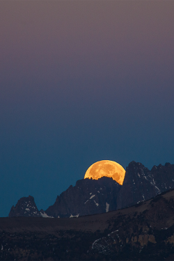 vurtual:  Eclipse Moon Set Under Belt of Venus - Eastern Sierra, California (by Jeffrey Sullivan) 
