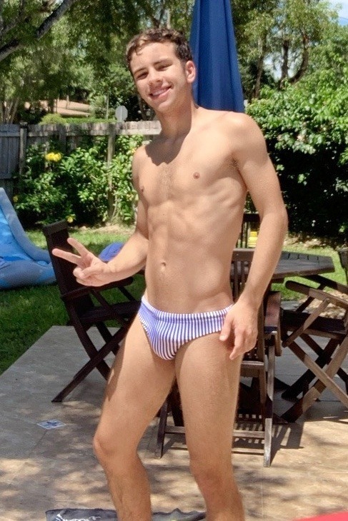 greenspeedos:Friday night hottie