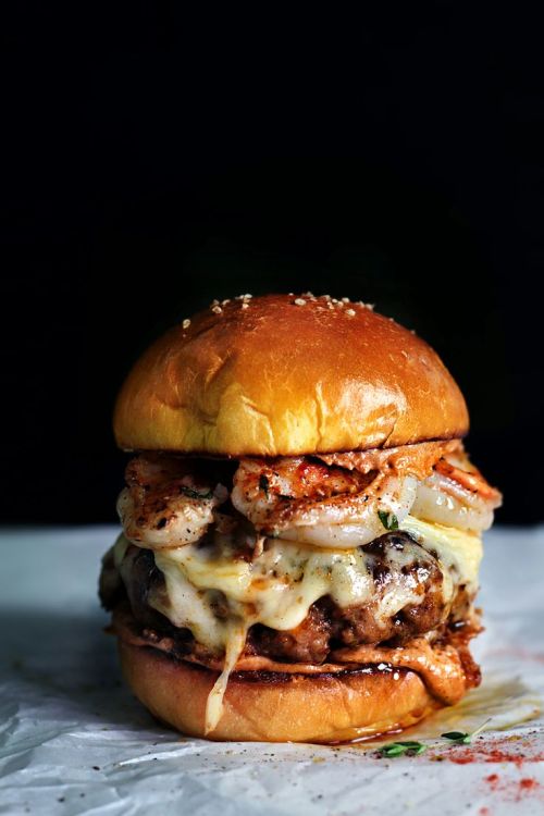 eatbigofficial:Now here’s something different - Mexican chorizo, beef, melted cheese & garlic shrimp on a toasted bun.  eatbigofficial