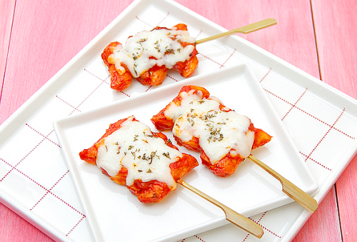 Learn how to make 떡꼬치 피자 Rice Cake Skewer Pizza HERE! [Credit: theboni.blog.me]
