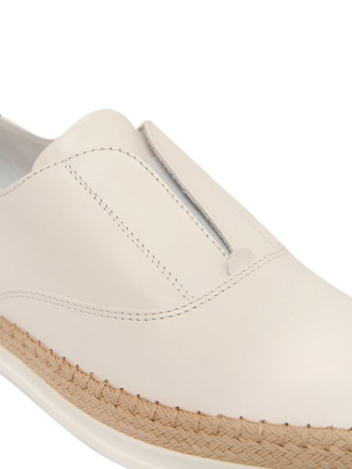 Posted : tinamotta.tumblr.comFonte:  Lyst Tod’s-white-20mm-leather-raffia-slip-on-sneakers-pro