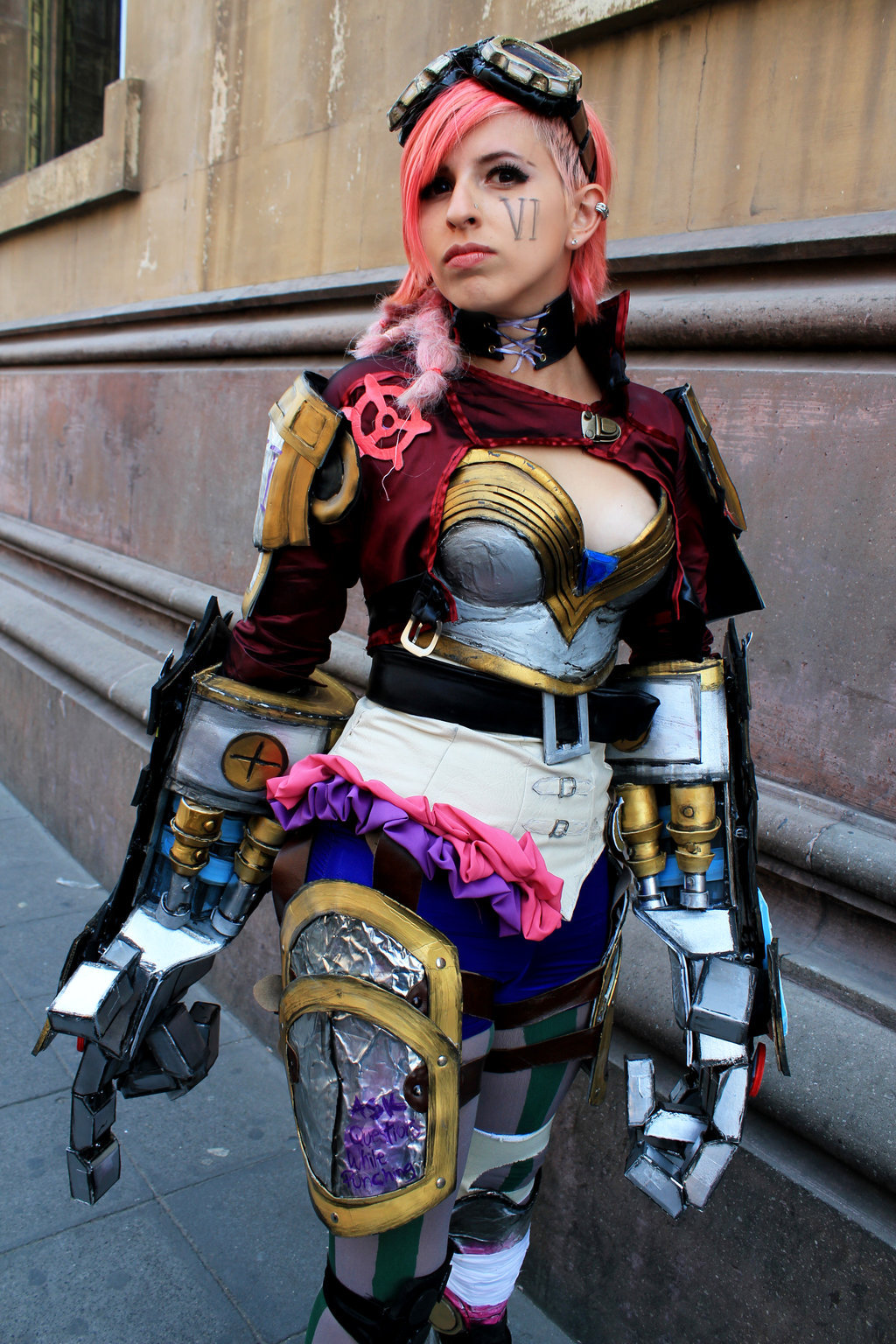 league-of-legends-sexy-girls:  Vi Cosplay