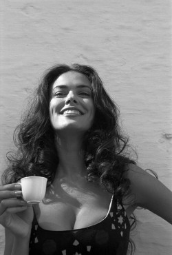 continuarte:   Maria Grazia Cucinotta by Ferdinando Scianna  for Lavazza  © Magnum Photo , 1995.     