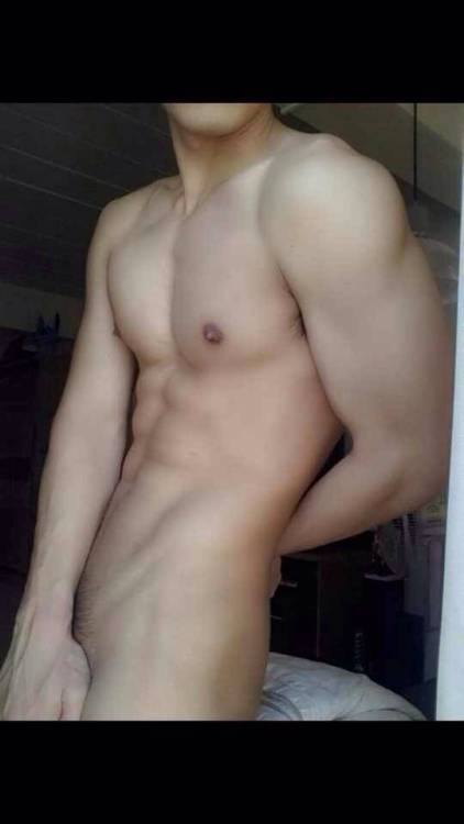 mantop10691:  長的超帥身材又結實完美的大粗長屌亞裔男