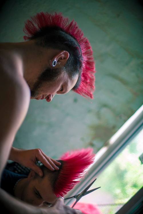 punkerskinhead:perfect red mohawk haircut…..great job 